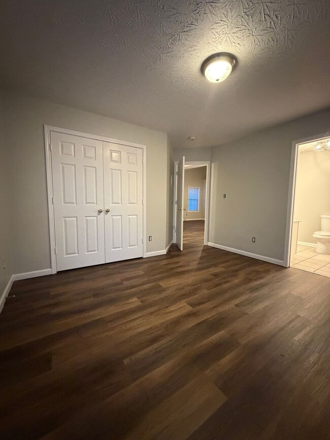 Building Photo - 3 Bedroom Available Now!