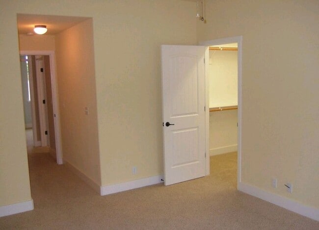 Building Photo - One Time-Lease-Up Adorable Craftmans Style...