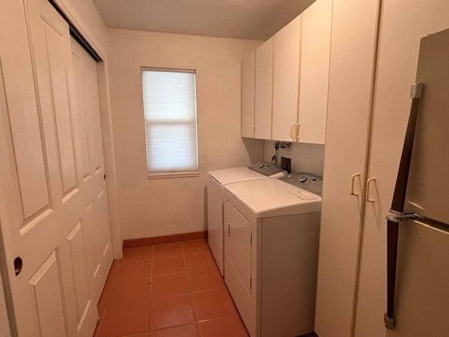 Building Photo - 3 Bedroom - 2 Bath Pool Home on the Golf Course