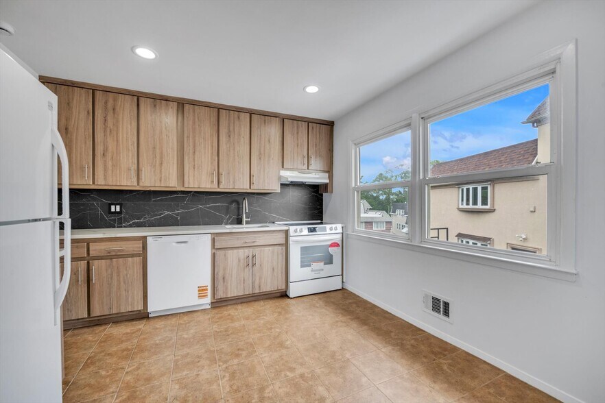 Building Photo - 21417 15th Ave