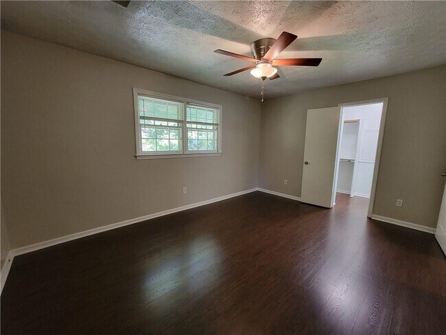 Building Photo - 2506 Windmere Dr NW