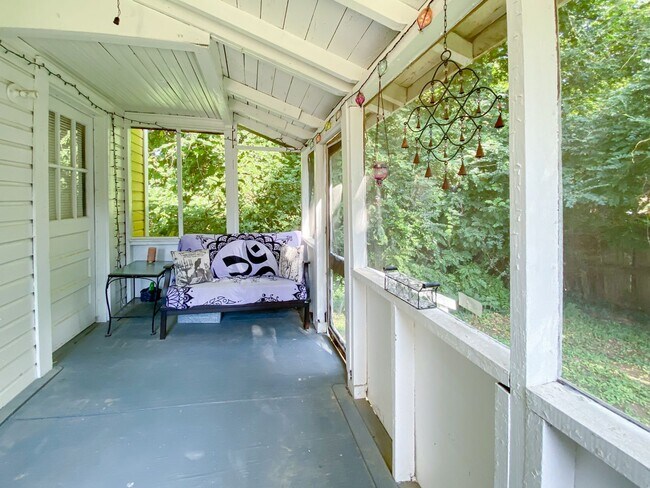 Building Photo - Adorable two-bedroom house on Stinson. Wal...