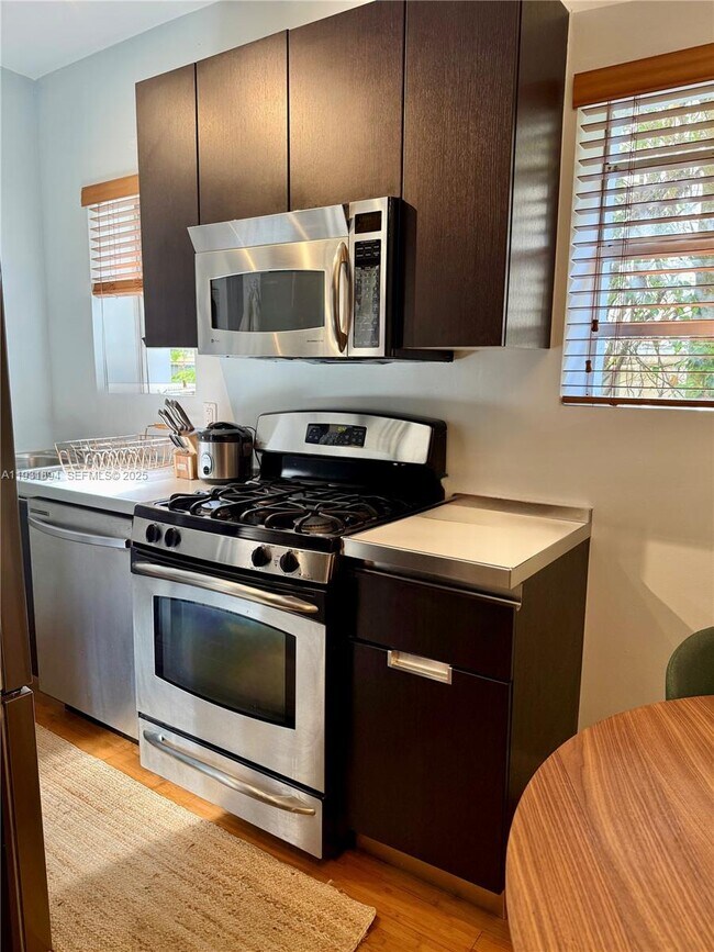 Building Photo - 4812 Pine Tree Dr