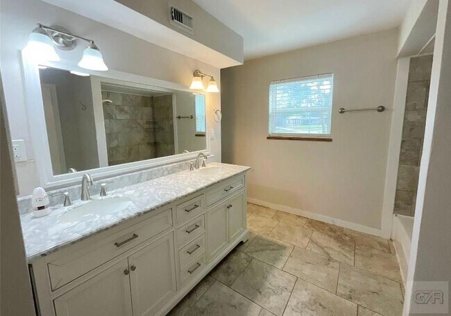 Building Photo - 443 Bayou View Dr