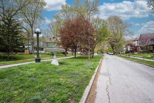 Building Photo - 721-721 Woodruff Pl E Dr