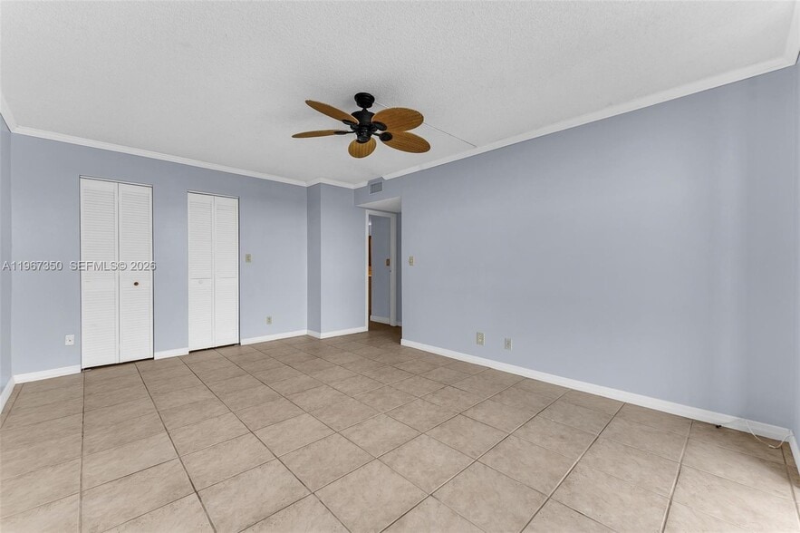Building Photo - 800 Parkview Dr