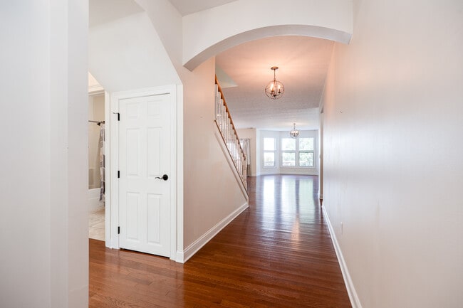 Building Photo - 208 Pointe Oakwood Way