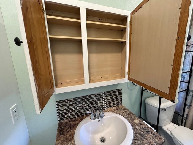 Building Photo - 3 Bedroom 1 Bath Large House with Garage & Many Amenities