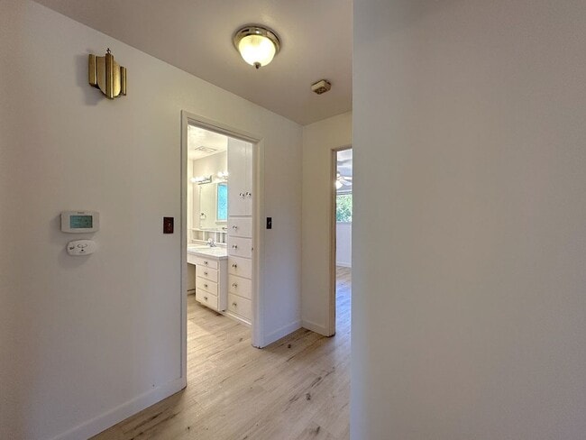 Building Photo - 2 bedroom - Retro Charmer in the Heart of ...
