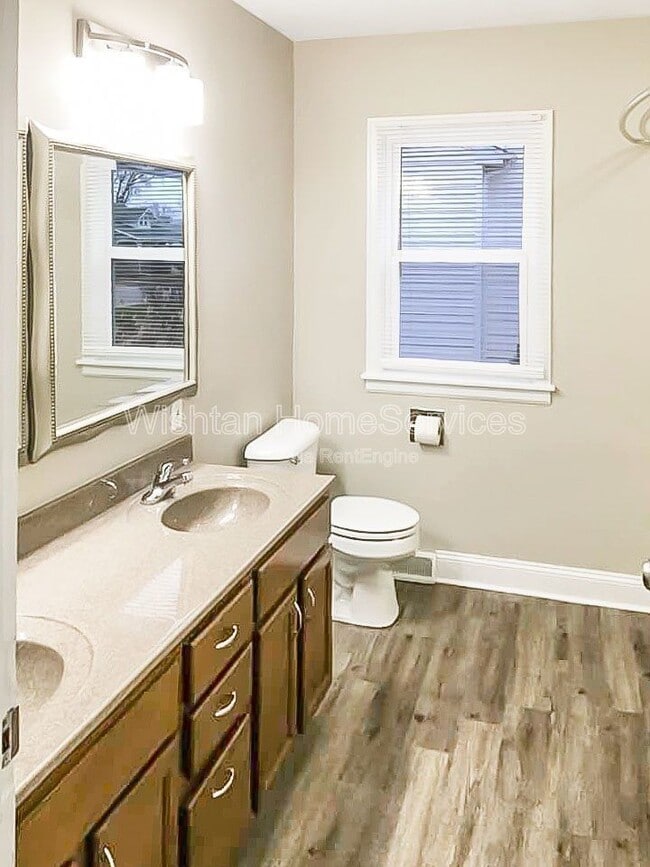 Building Photo - 437 W Murray St