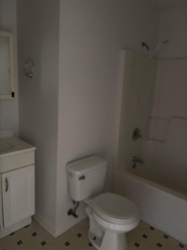 Building Photo - 2 Bedroom Duplex