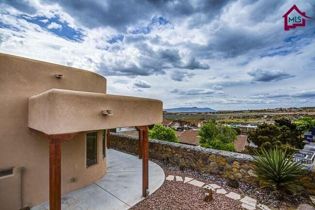 Building Photo - Great 3/2, Awesome Views, Spacious