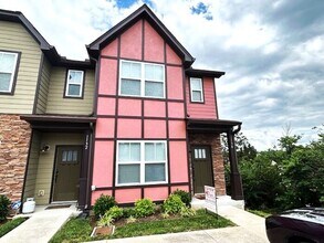Building Photo - Nice 2 Bedroom 2.5 bath townhome with open...