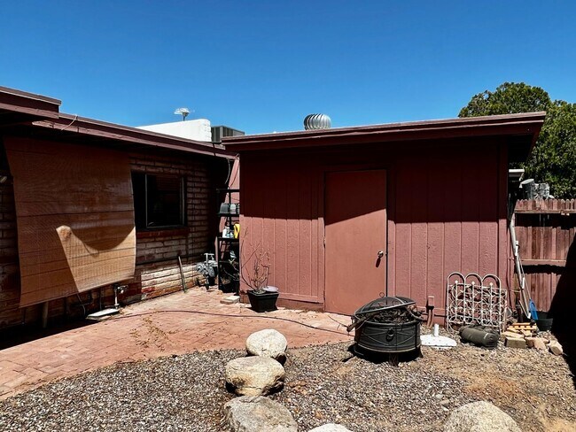 Building Photo - Charming 2 Bedroom Townhome with Private 2...
