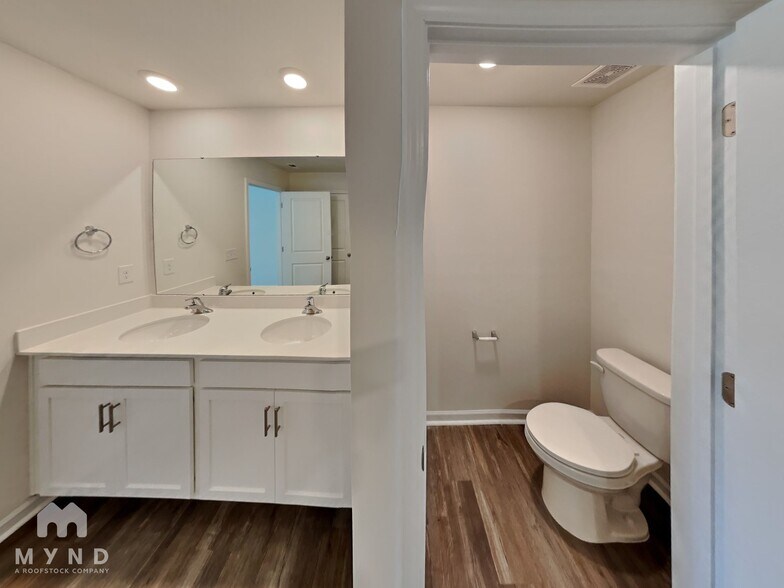 Building Photo - 2331 Mdw Strm Dr