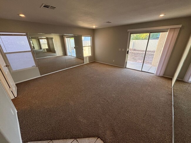 Building Photo - Spacious 3Bed/3Bath Two Story Home Located...