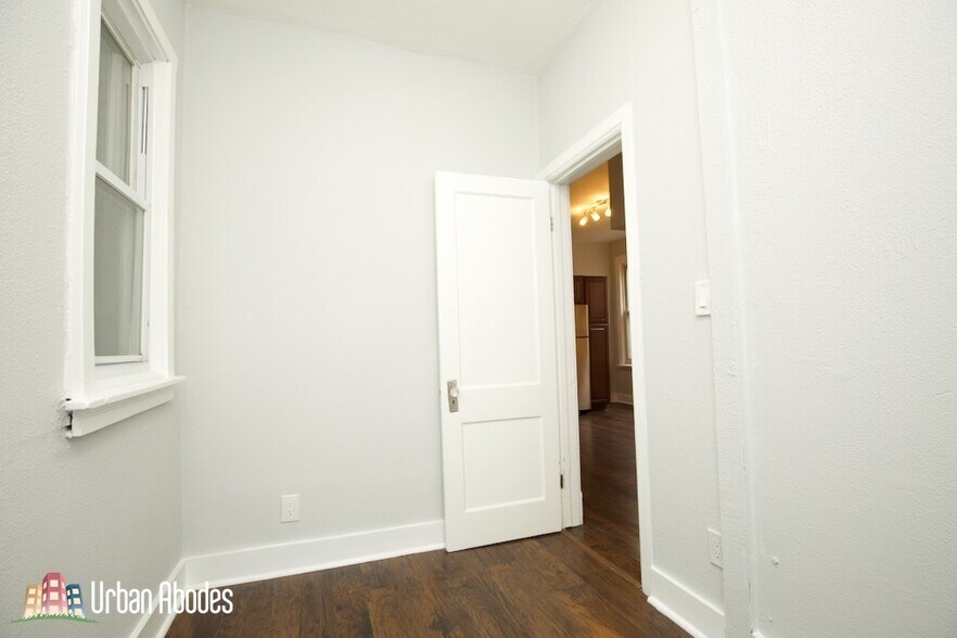 Building Photo - 3649 W Montrose Ave