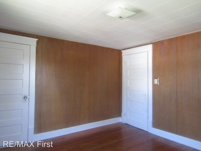 Building Photo - 2 br, 1 bath House - 303 N. Houston St.