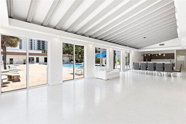 Building Photo - 2457 Collins Ave