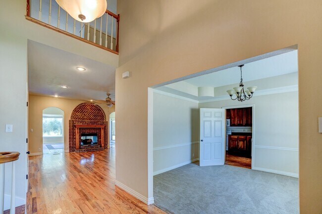 Building Photo - Beautiful home across from Jenks Middle School
