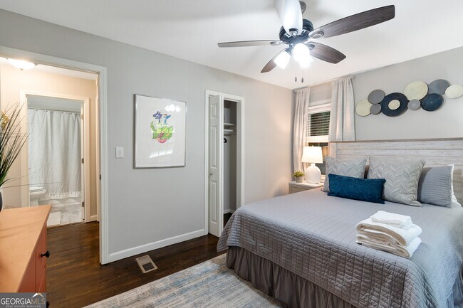 Building Photo - 240 Lake Dr