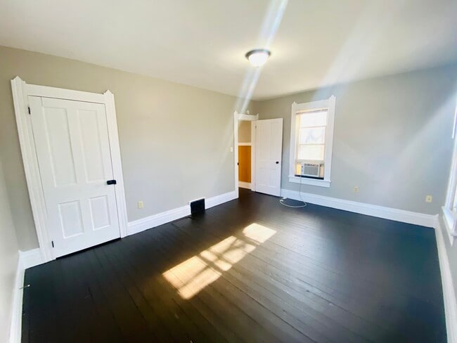 Building Photo - 140 Milan St S