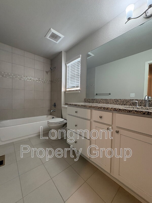 Building Photo - 1303 S Oak Ct.