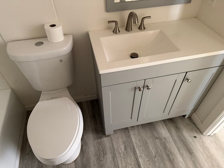 Vanity - 7919 E Kimsey Ln