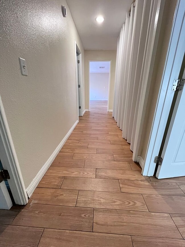 Building Photo - SINGLE STORY 3 BR/ 2 HOME WITH 2 CAR GARAGE