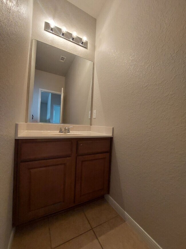 Building Photo - Lovely 4 Bedroom Home with Master Downstai...
