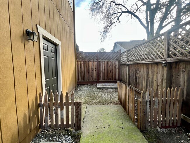 Building Photo - Come check out this lovely 3 bedroom 3 bath home Conveniently located near the Marlow Shopping ce...