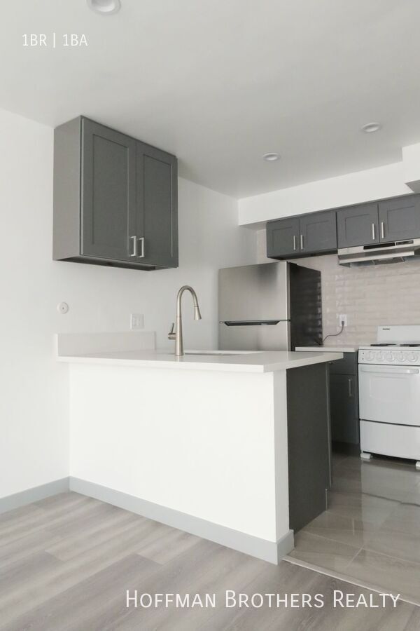 Building Photo - 1603 N Poinsettia Pl