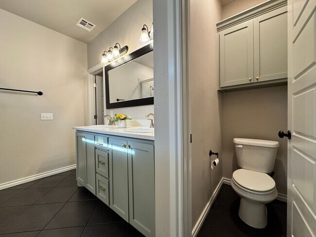 Building Photo - Spacious 3-Bedroom Home with Designer Kitc...