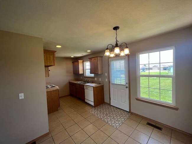 Building Photo - 3 bedroom 2 bath home in Clever, MO!