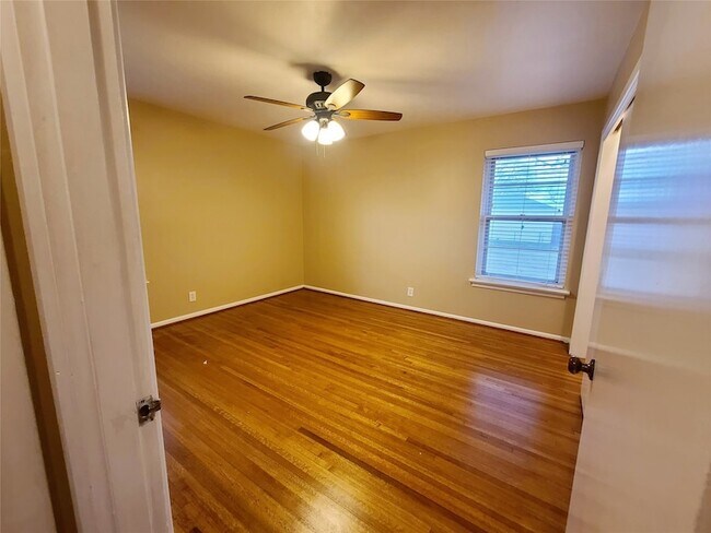 Building Photo - 1830 Viewcrest Dr