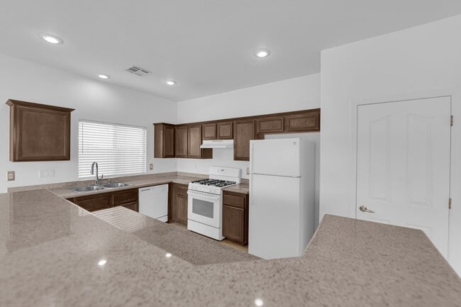 Building Photo - 3 Bedrooms, 2 Bathroom single story home i...