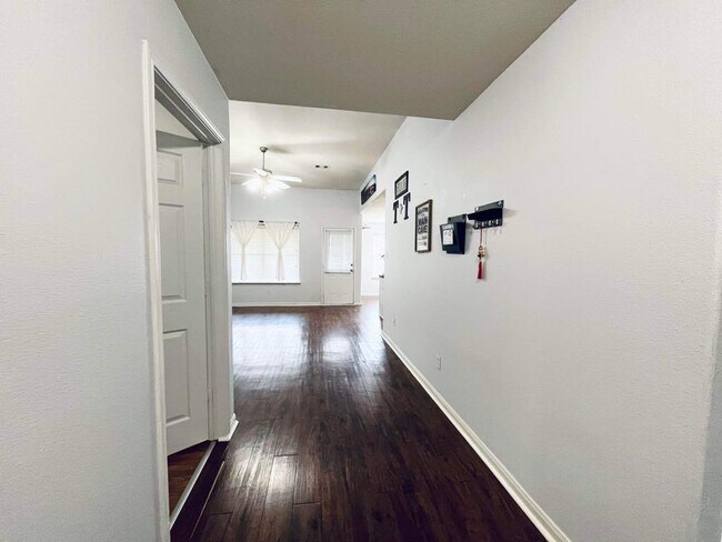 Building Photo - 7215 Sunrise Hill Ln