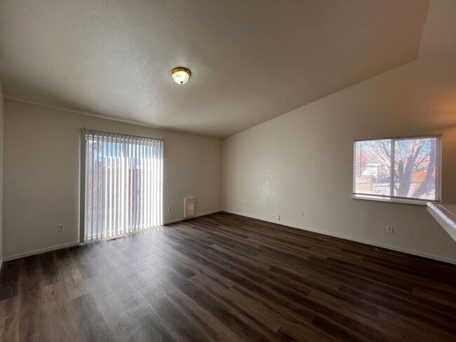 Building Photo - Cute 2 bedroom home located in Donner Trails!