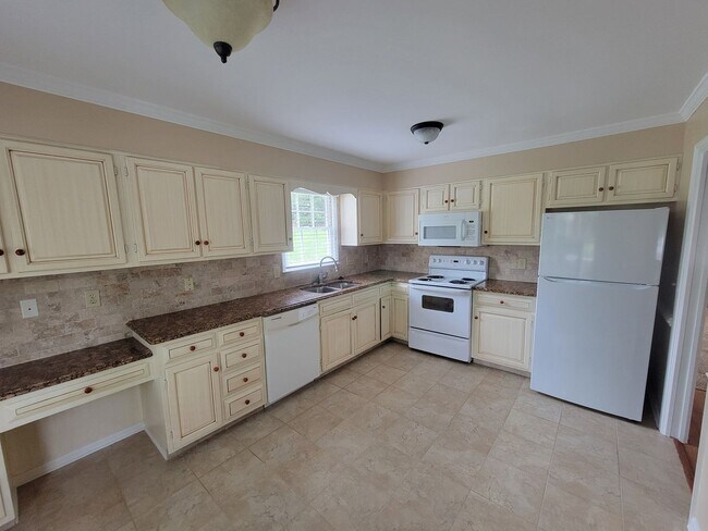 Building Photo - 2 Bedroom 2.5 Bathroom Townhome