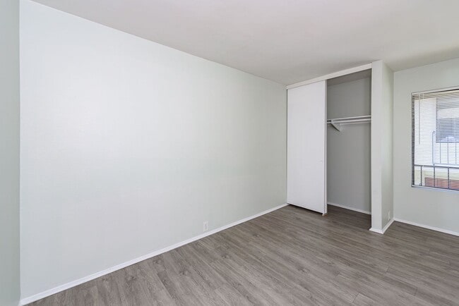 Building Photo - Amazing, Quiet University City Condo For Rent