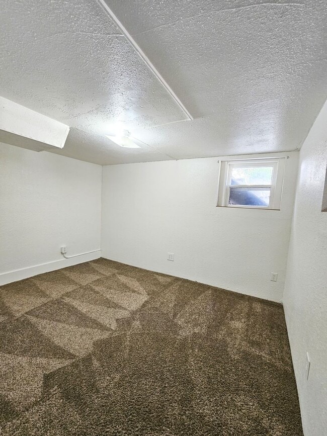 Building Photo - 4 Bedroom Home Located Downtown