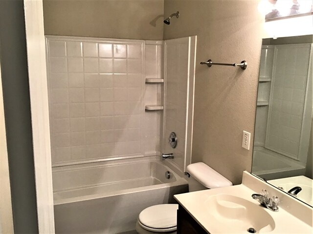 Building Photo - 16508 Jasmine Springs Dr