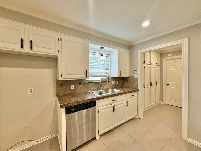 Building Photo - Available Now! Spacious 4 Bed/3 Bath Home in Tyler! Hot Tub!