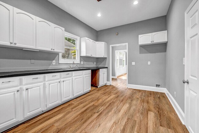 Building Photo - SPACIOUS 6 BEDS | 3 BATHS - DOWNTOWN ATLANTA - ATLANTA HOUSING VOUCHERS ACCEPTED