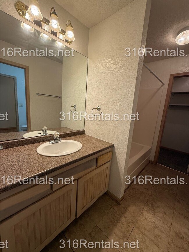 Building Photo - $1,595 - 3 bed 2 bath - Beautiful Remodeled Duplex Home Available Now!
