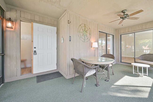 Building Photo - NOW AVAILABLE - 2/2 + Den Villa - 2 Car Ga...