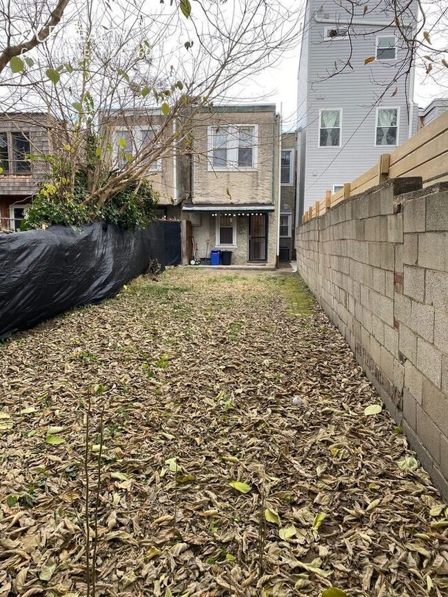 Building Photo - Large Renovated Point Breeze Rowhome