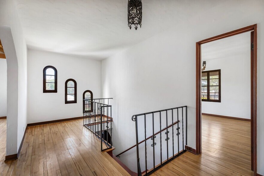 Building Photo - 2433 W Silver Lake Dr