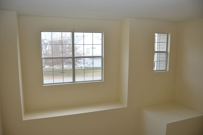 Building Photo - Quiet cu de sac