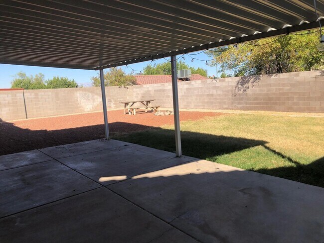 Building Photo - Showings Available NOW